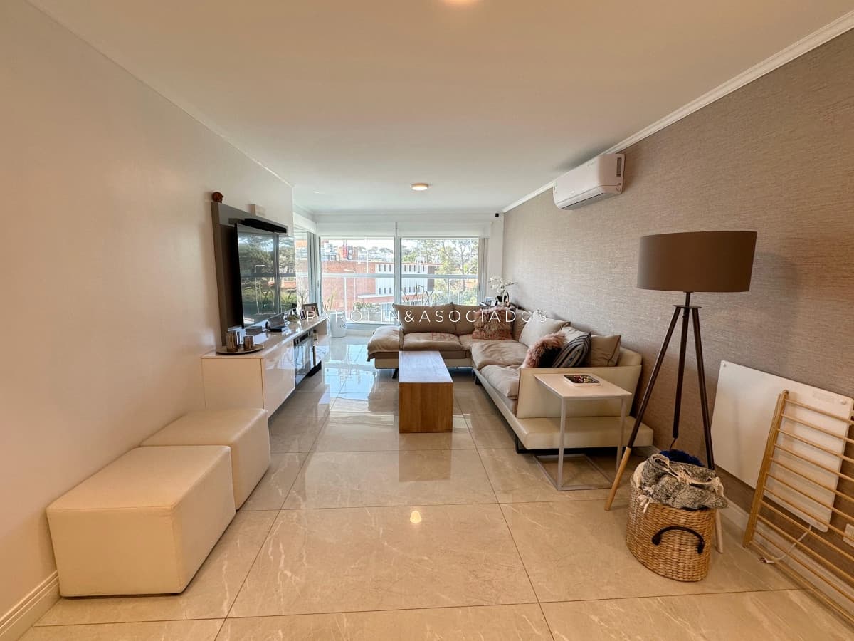 Apartamento en venta de 2 dormitorios en edificio Miami Boulevard, Punta del Este.