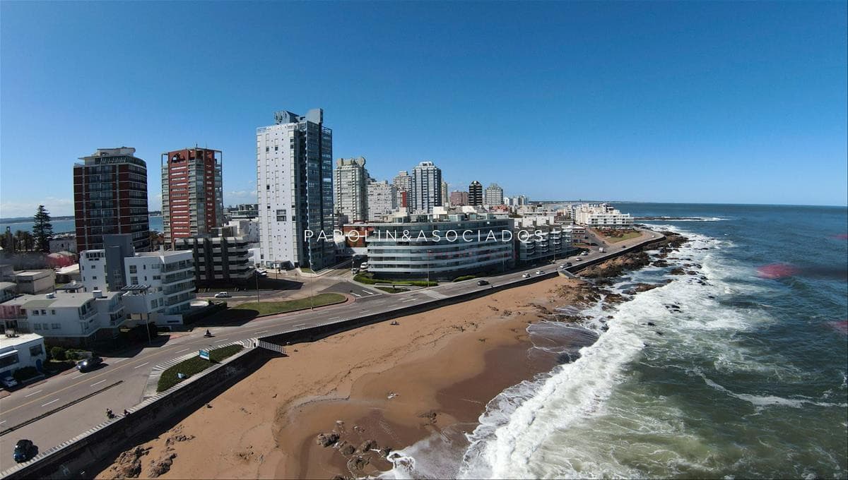Hermoso apartamento en venta de 3 dormitorios en venta en Punta del Este.