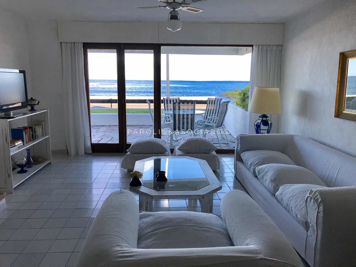 Hermoso apartamento en venta de 3 dormitorios en edificio Vigia, Punta del Este.