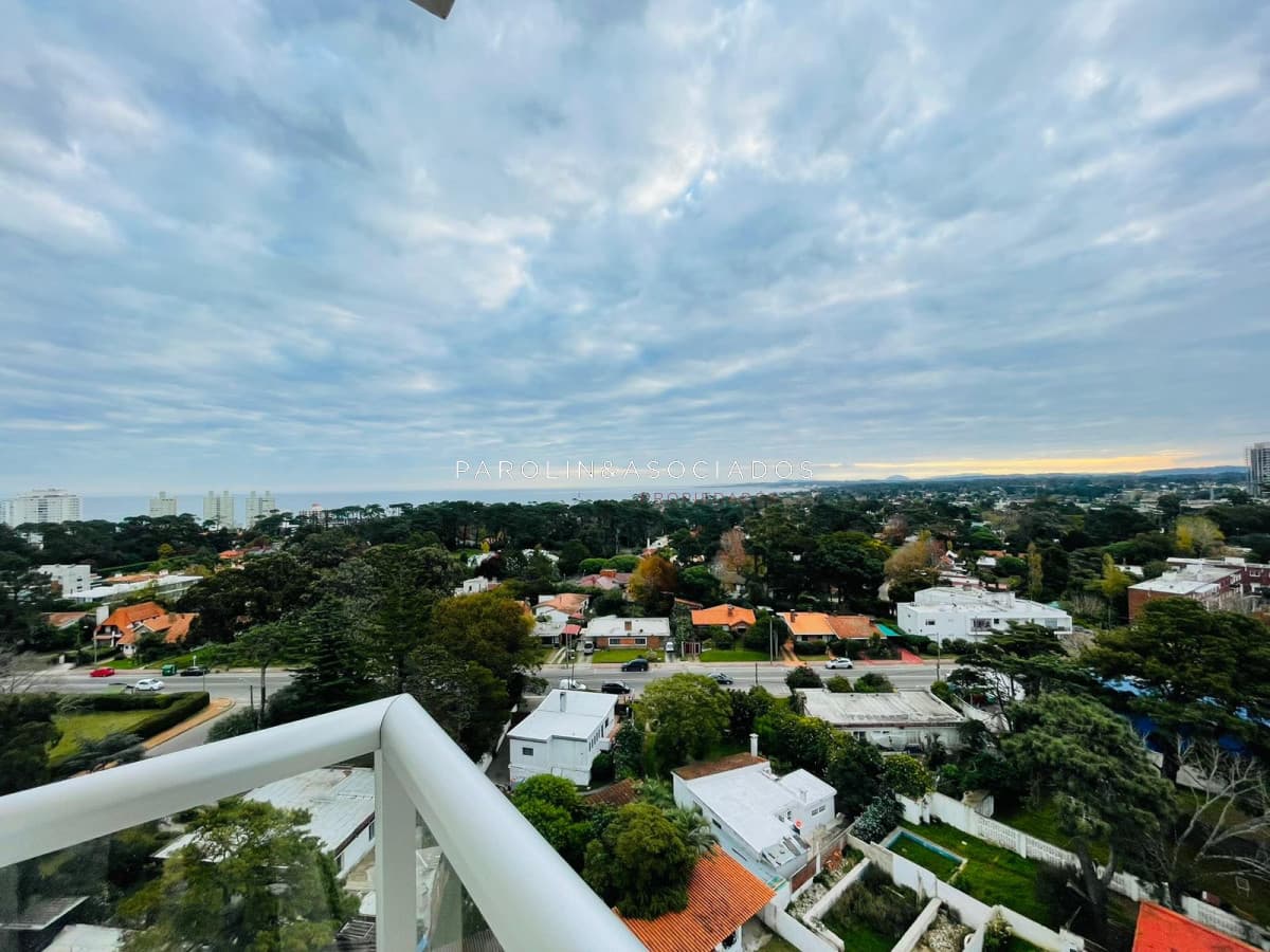 Apartamento en venta de 2 dormitorios en Summer Tower, Punta del Este.