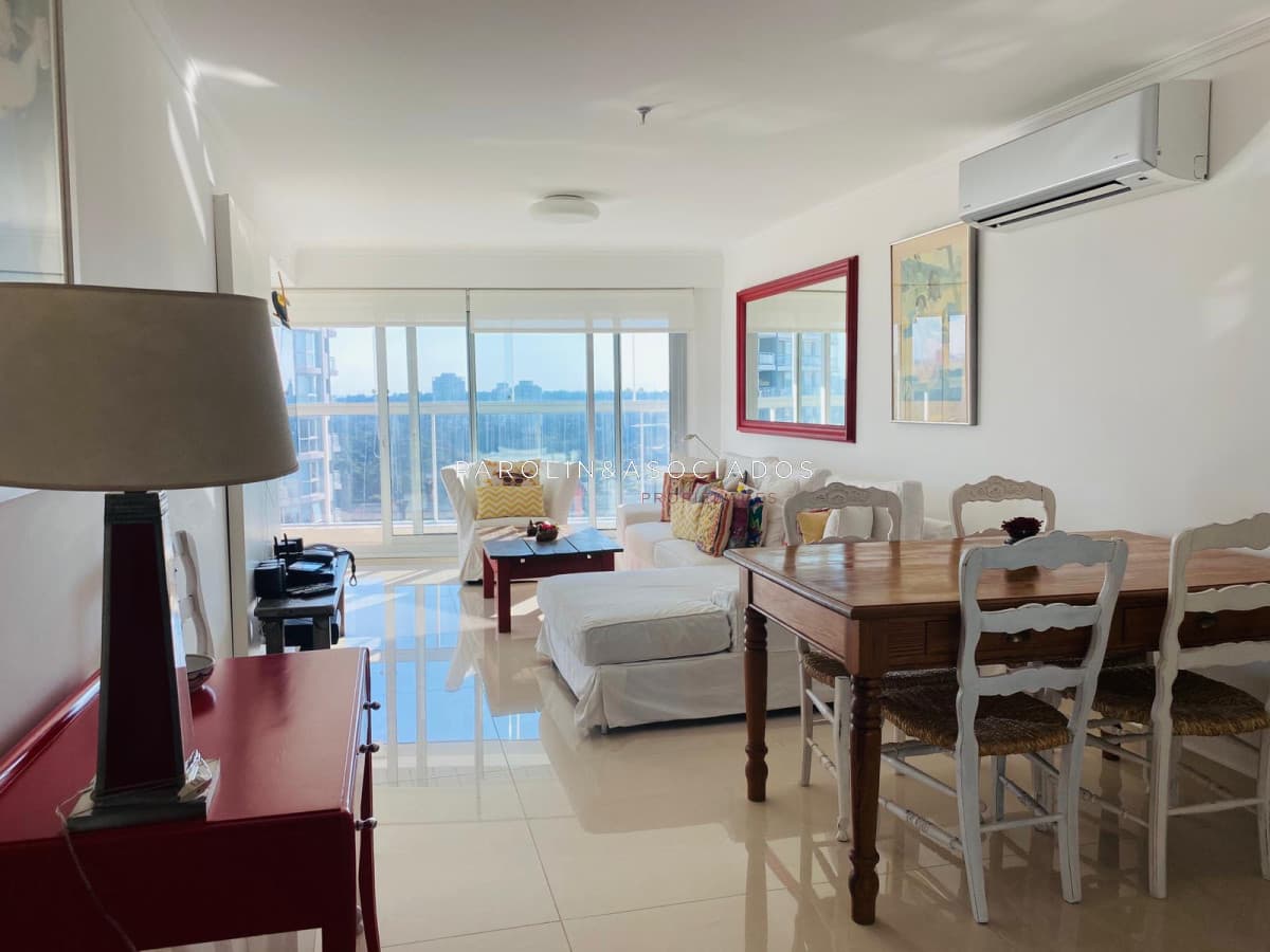 Apartamento en venta de 2 dormitorios en Miami Boulevard, Punta del Este.