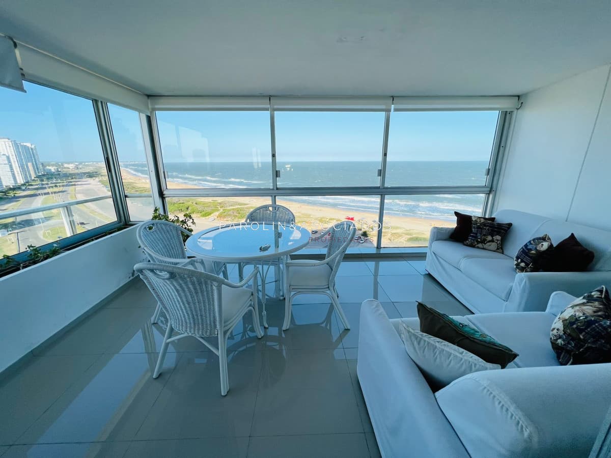 Apartamento en venta de 3 dormitorios en edificio Pez Espada, Punta del Este.