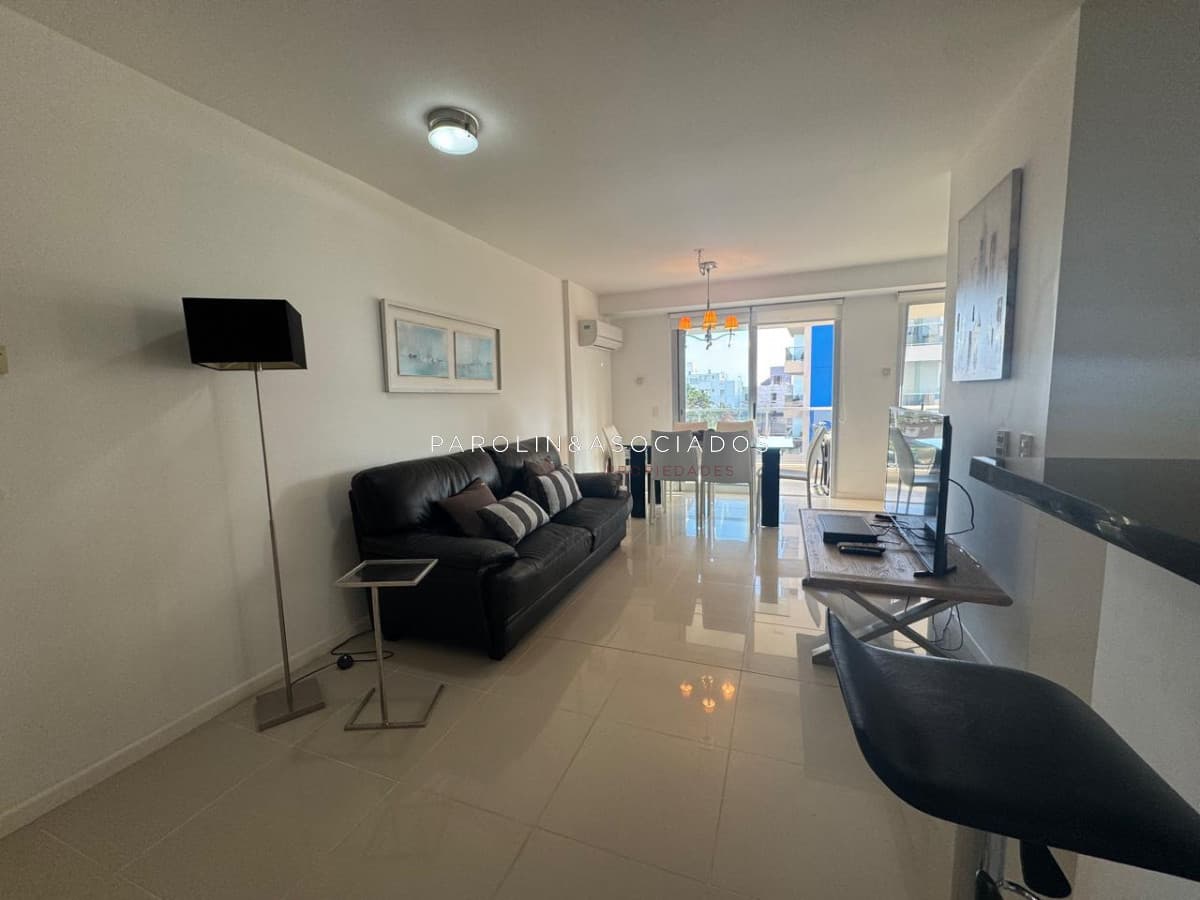Hermoso apartamento de dos dormitorios a dos cuadras de la playa, Punta del Este.