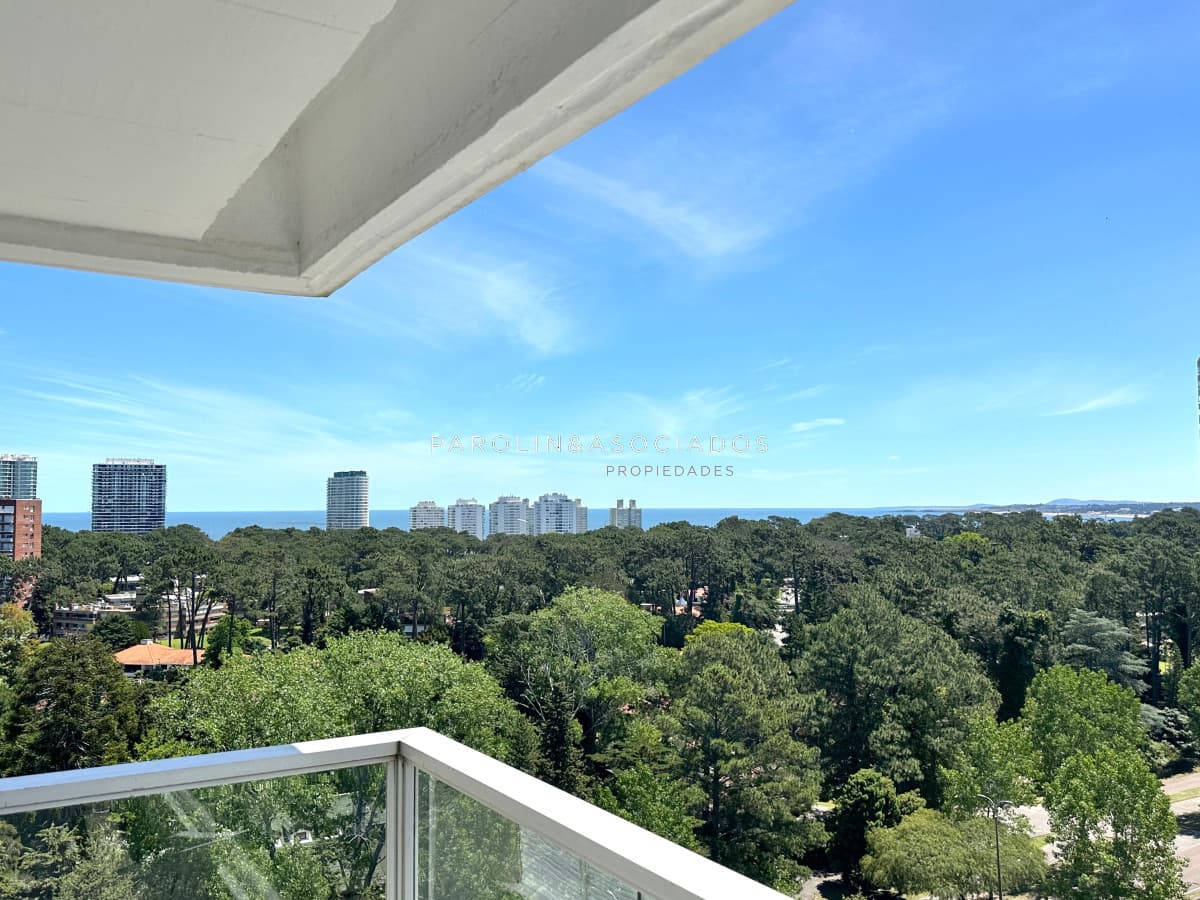 Apartamento en venta de 2 dormitorios en edificio Parquemar Bosque, Roosevelt Punta del Este.
