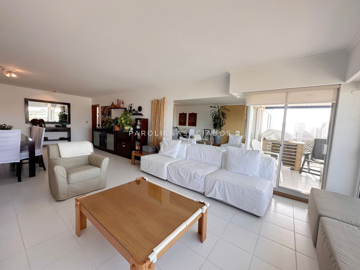Apartamento de 3 Dormitorios + dependencia en Venta en Ocean Tower, Punta del Este.