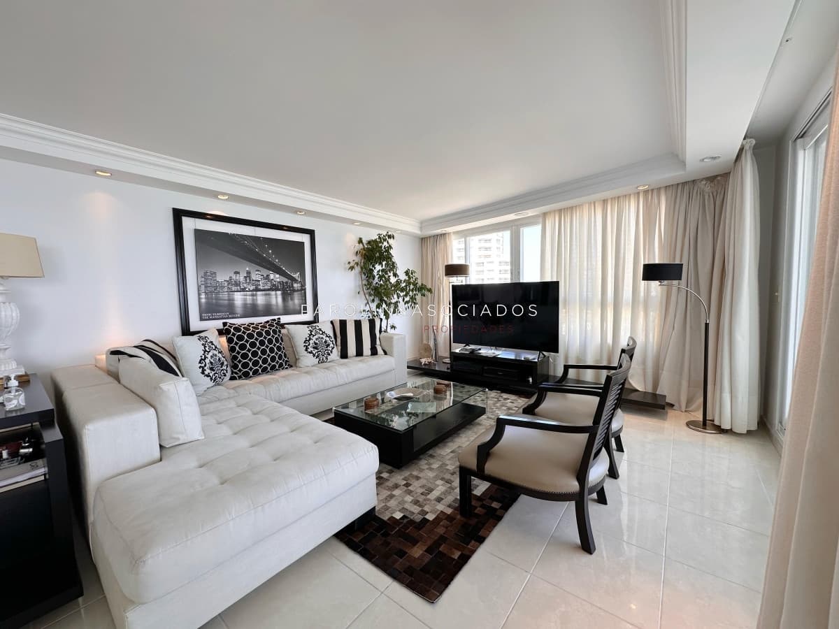 Apartamento de 3 dormitorios en suite en edificio Millenium, Punta del Este.