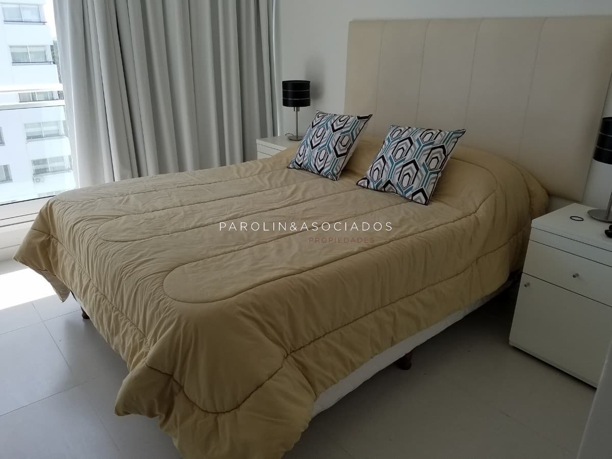 Apartamento en venta en piso alto en edificio Bellagio, Punta del Este.