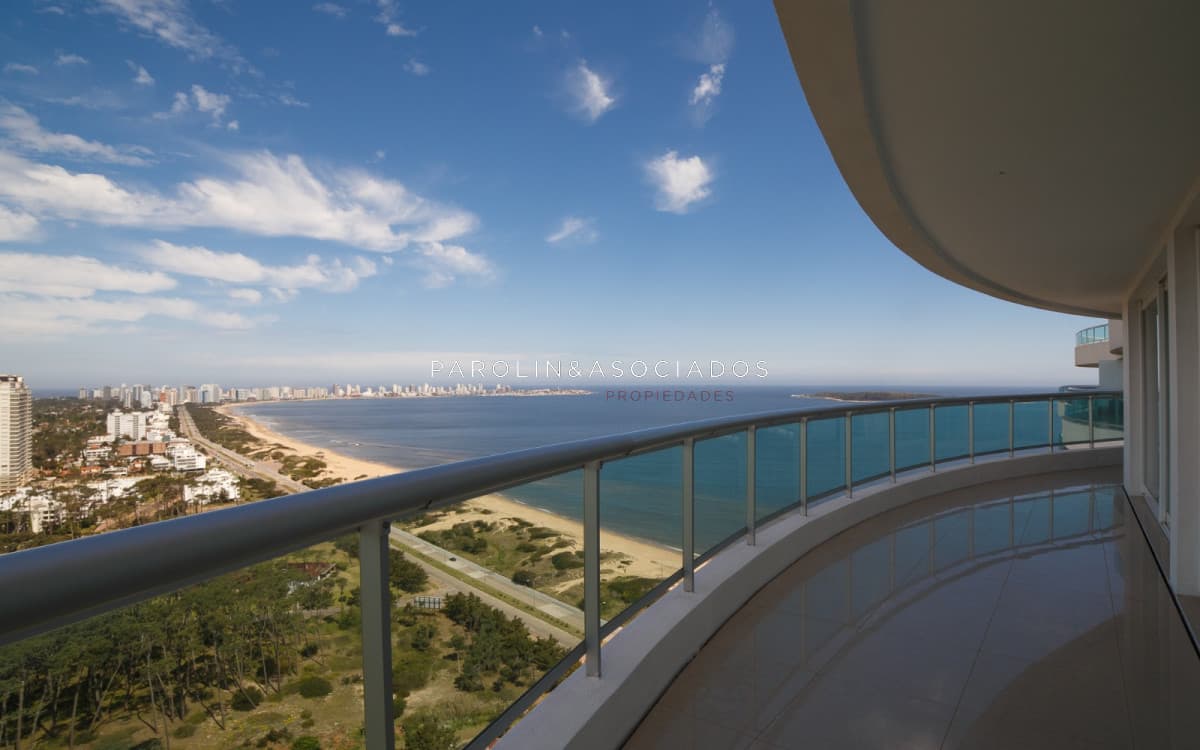 Penthouse en venta de 4 dormitorios en torre Aquarela, Punta del Este.