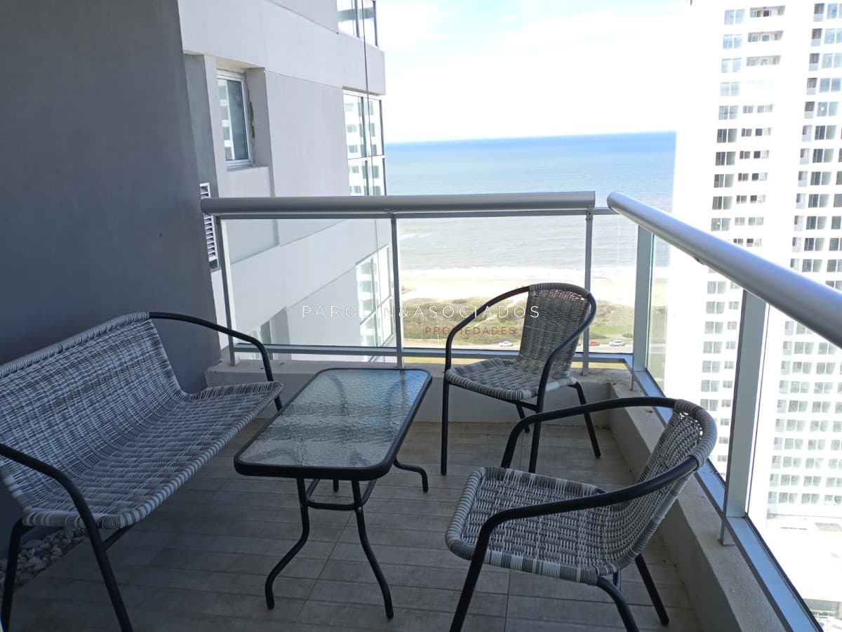 Apartamento en venta de 2 dormitorios en Look Tower, Punta del Este.