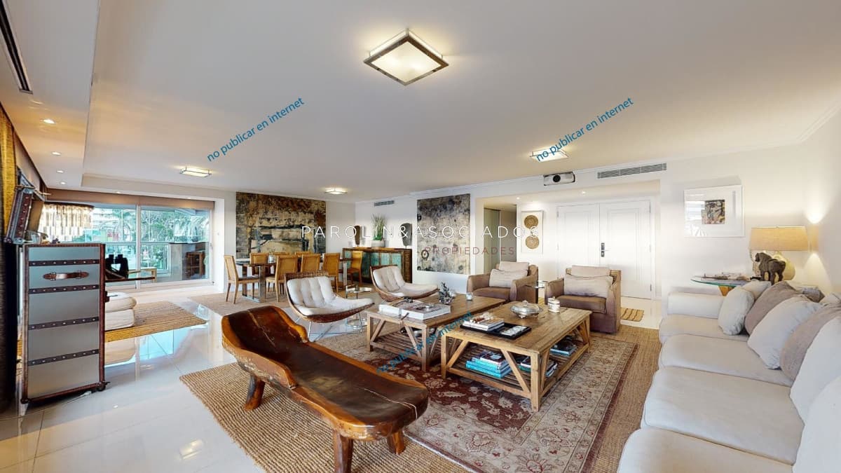 Apartamento en venta de 4 suites en edificio Puerto Punta, Punta del Este.