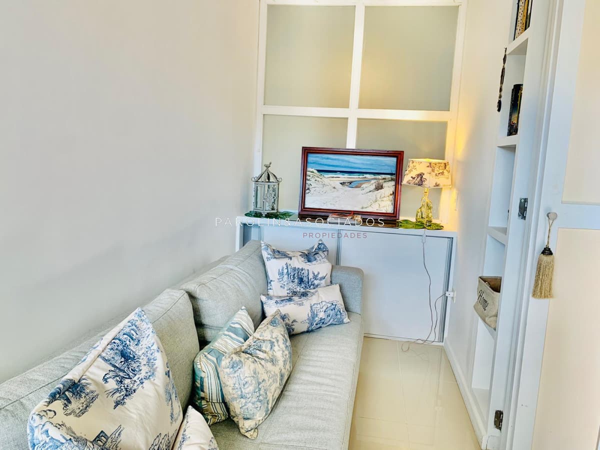 Apartamento de 2 dormitorios en venta en Arenas del Mar, Punta del Este.