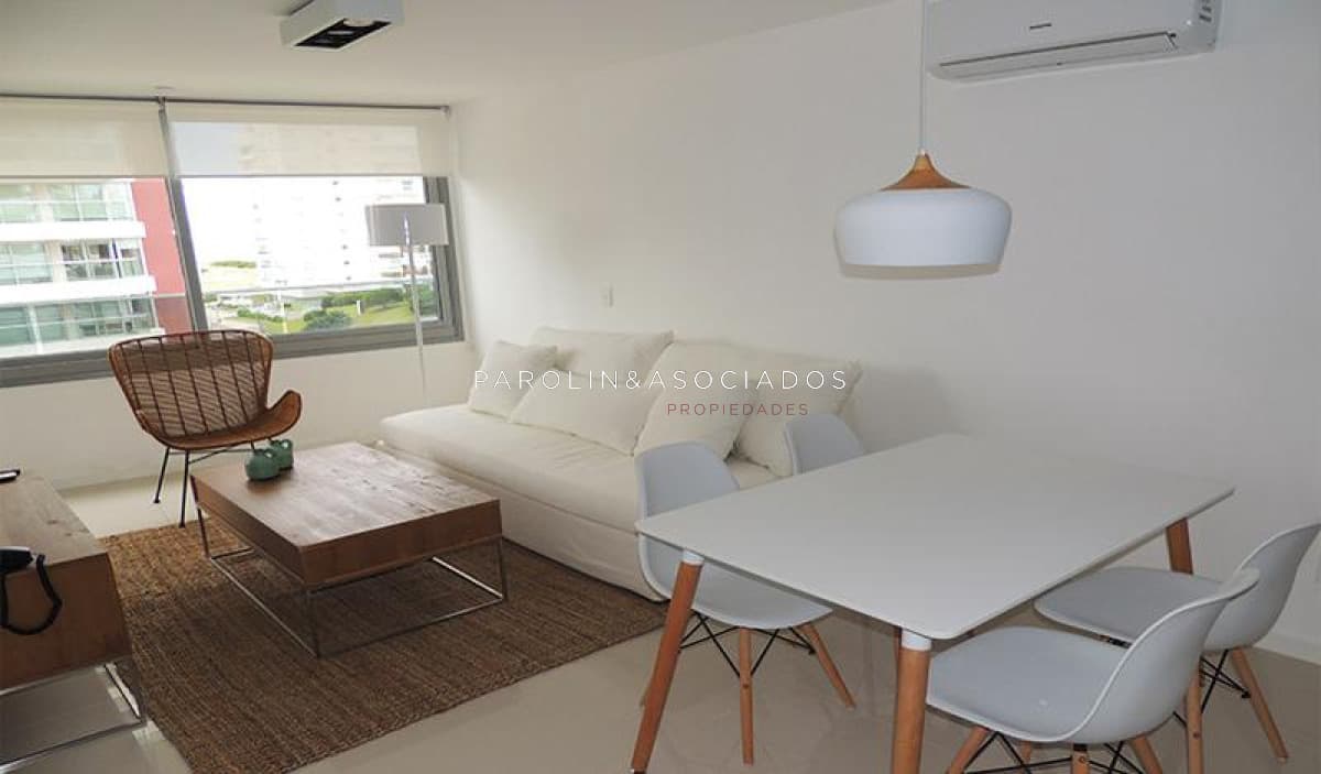 Apartamento de 2 dormitorios en venta en Torre Esmeralda, Punta del Este.