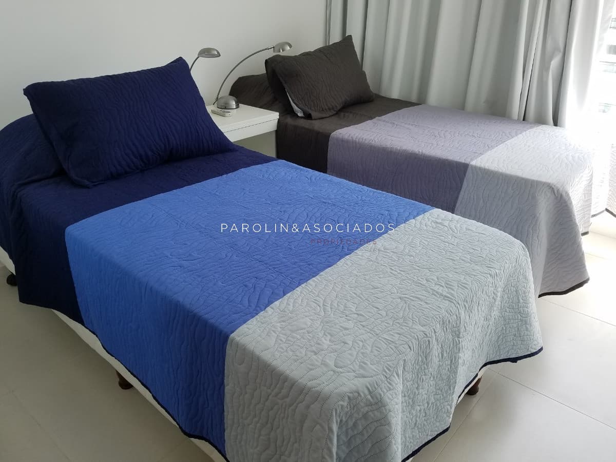 Apartamento en venta en piso alto en edificio Bellagio, Punta del Este.