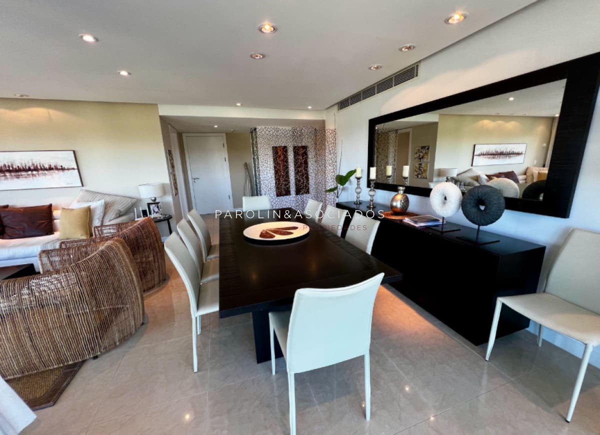 Apartamento en venta de 2 dormitorios y dependencia en torre Aquarela, Punta del Este.