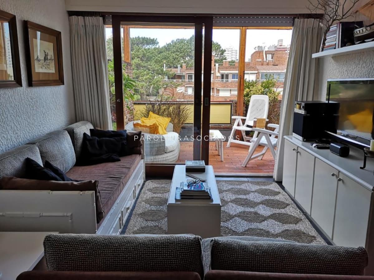 Apartamento de un dormitorio en venta con gran terraza en Punta del Este.