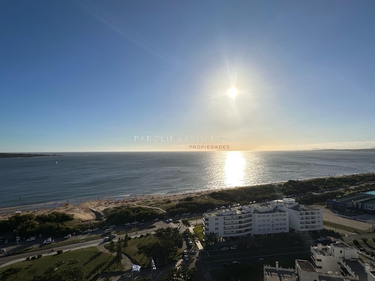 Apartamento de 4 suites en Edificio Le Jardin, Mansa Punta del Este.