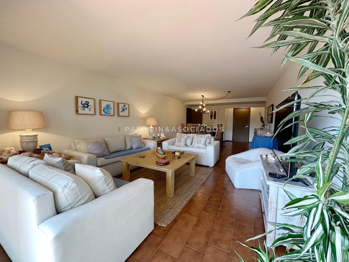 Apartamento de 3 dormitorios y dependencia de servicio en edificio Bora Bora, Punta del Este.