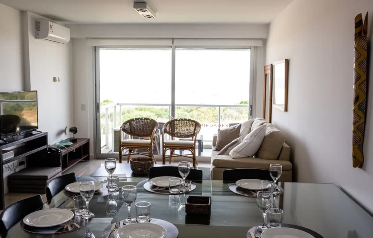 Apartamento en venta de 3 dormitorios con vista al mar en edificio Blue Marine, Punta del Este.