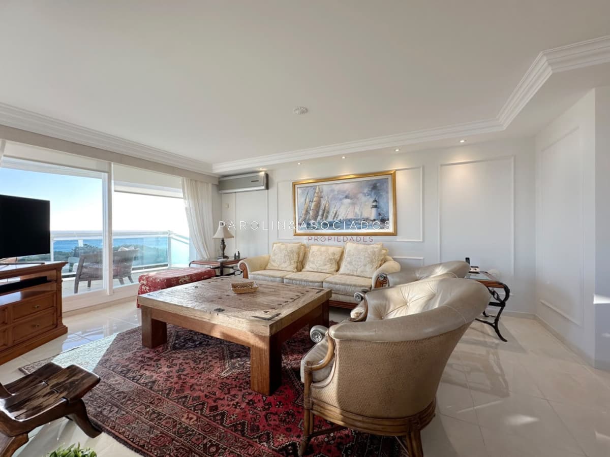 Departamento en Venta de 3 Dormitorios en Millenium Tower, Playa Mansa Punta del Este