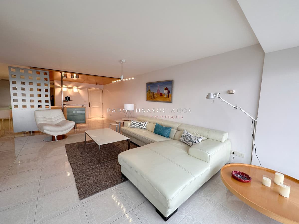 Apartamento en venta de 3 dormitorios en Beverly Tower, Punta del Este.