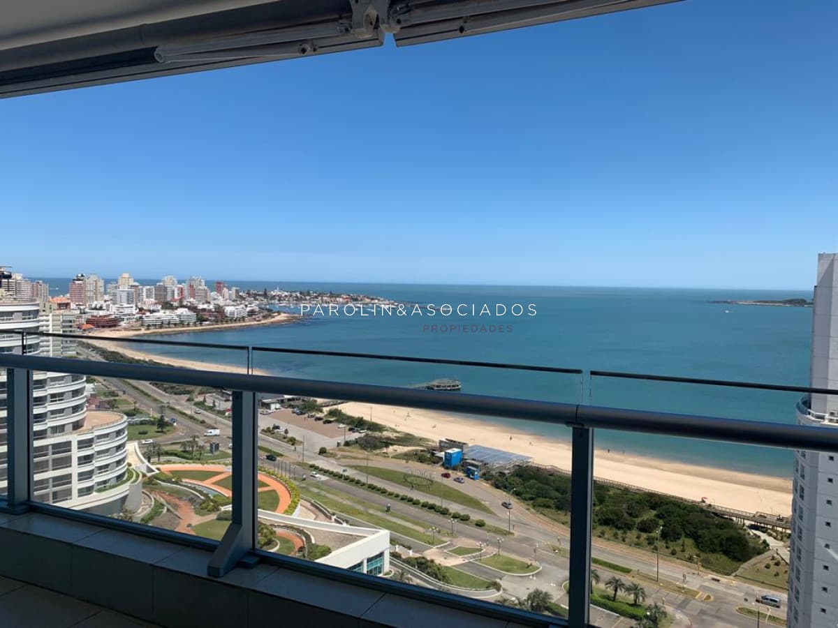Apartamento de 2 dormitorios en venta en Season Tower, Punta del Este.
