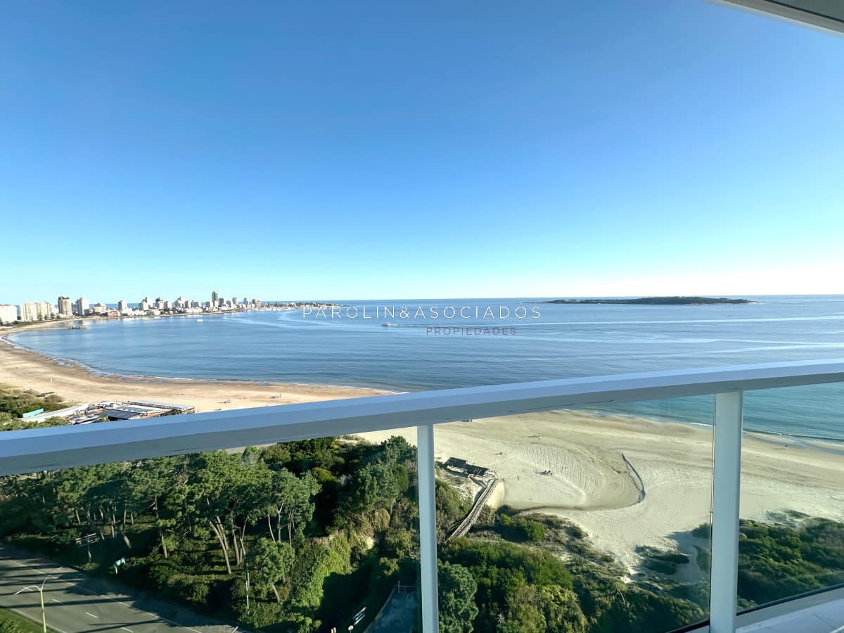 Apartamento en venta en edificio Paramount de 3 suites + dependencia de servici. Playa Mansa, Punta del Este