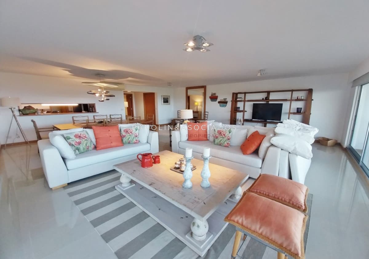 Apartamento en venta de 3 dormitorios + dependencia en edificio Silente, Punta del Este