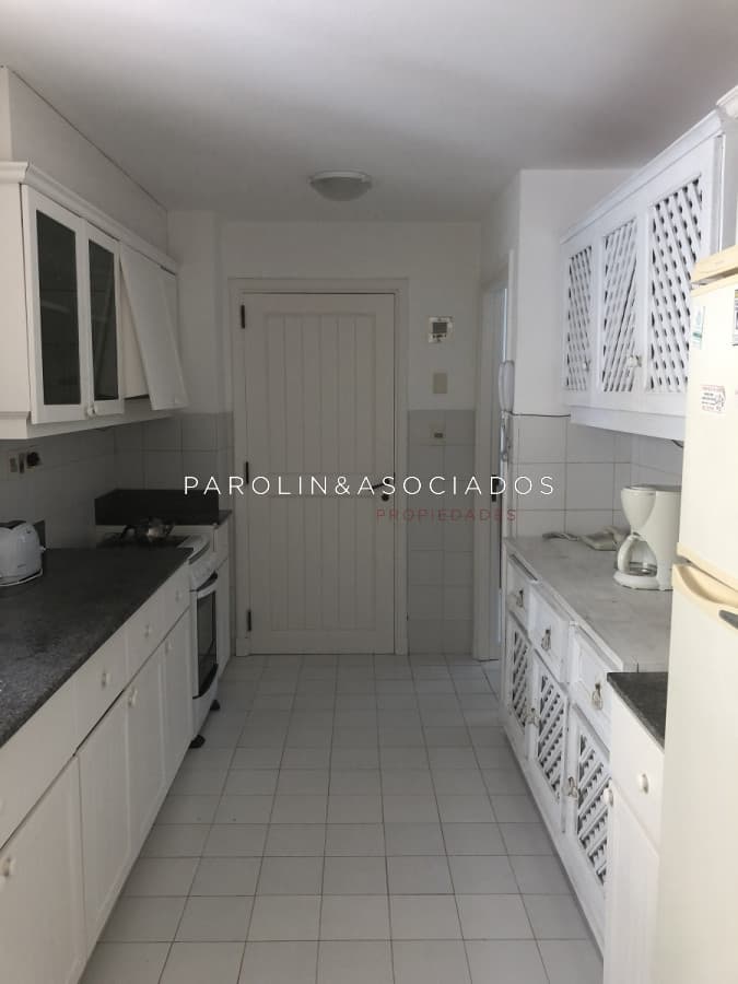 Apartamento en venta de 2 dormitorios + dependencia en Pinares, Punta del Este.