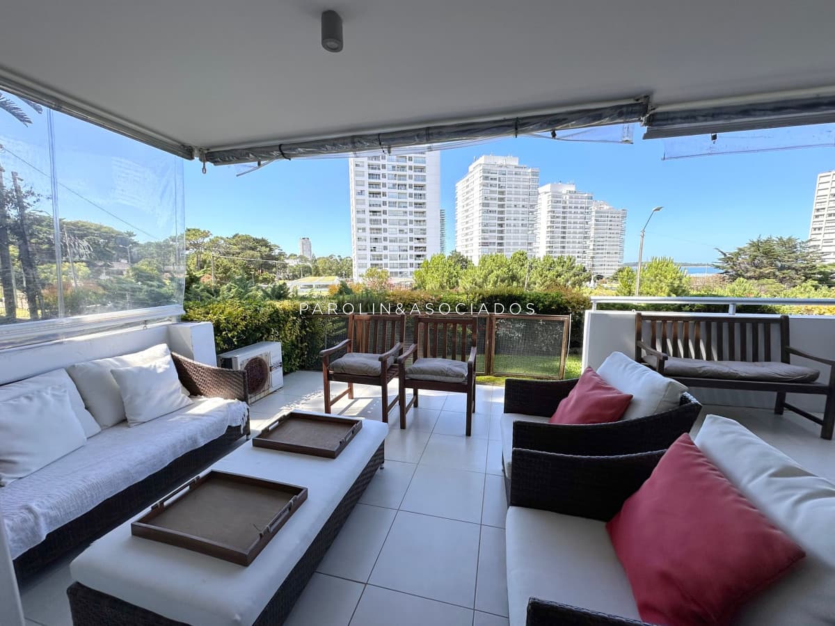 Apartamento en venta de 3 dormitorios con parrillero propio en Mansa, Punta del Este.