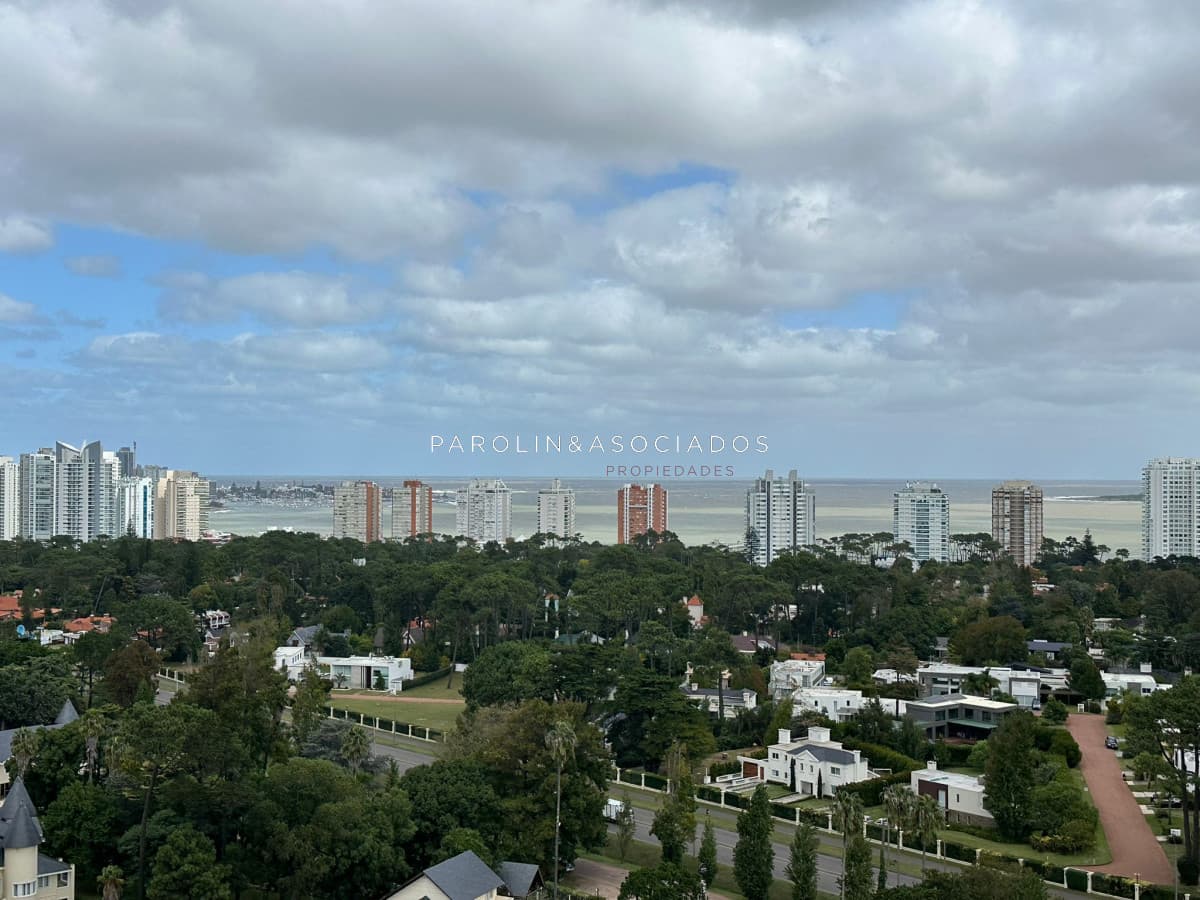 Apartamento de 1 dormitorio y medio en torre Yoo, Punta del Este.