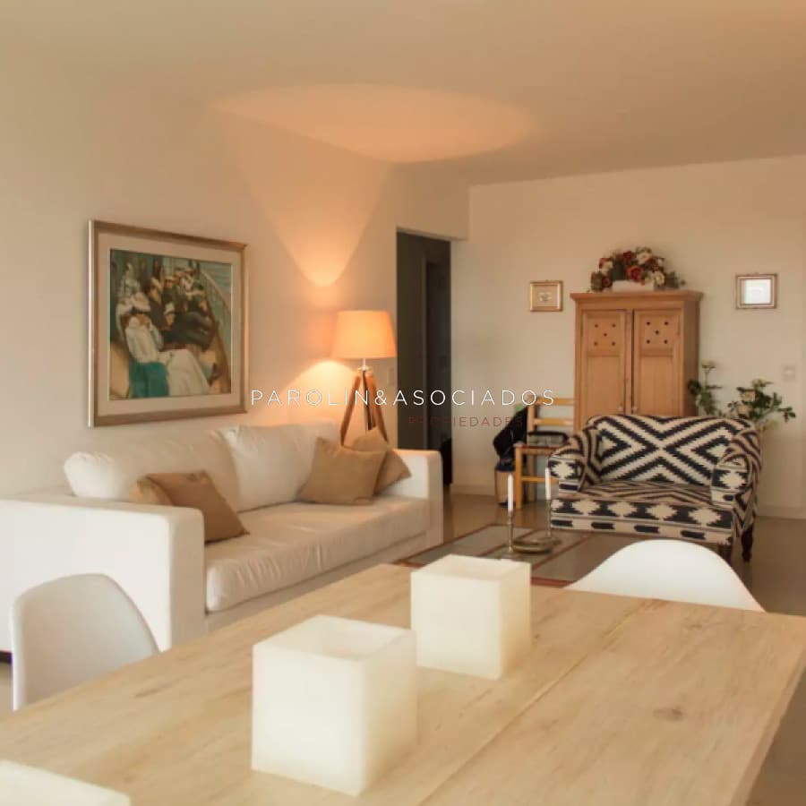 Apartamento en venta de 3 dormitorios en edificio Blue Marine, Punta del Este.