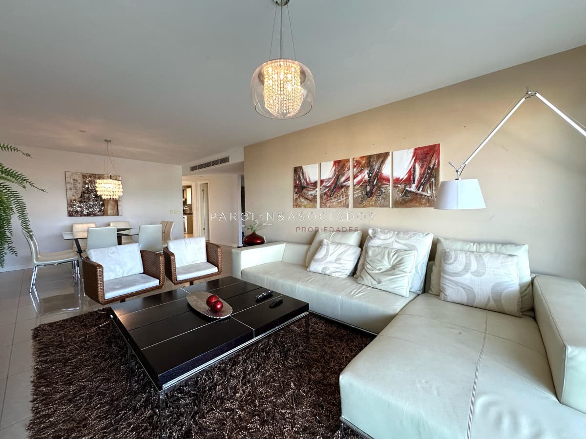 Apartamento en Venta de 2 dormitorios + dependencia de servicio en torre Aquarela , Playa Mansa Punta del Este
