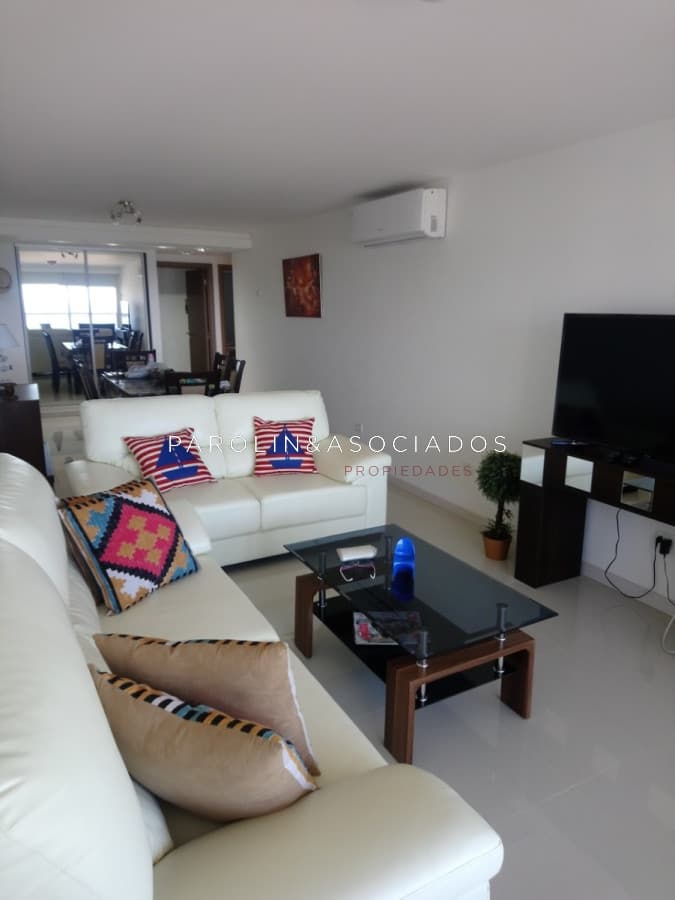 Apartamento en venta de 2 dormitorios en Look Tower, Punta del Este.