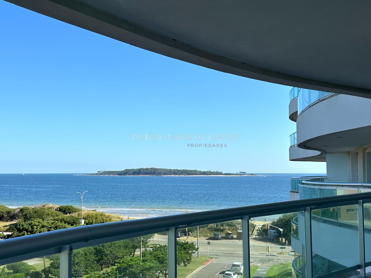 Apartamento en Venta de 2 dormitorios + dependencia de servicio en torre Aquarela , Playa Mansa Punta del Este
