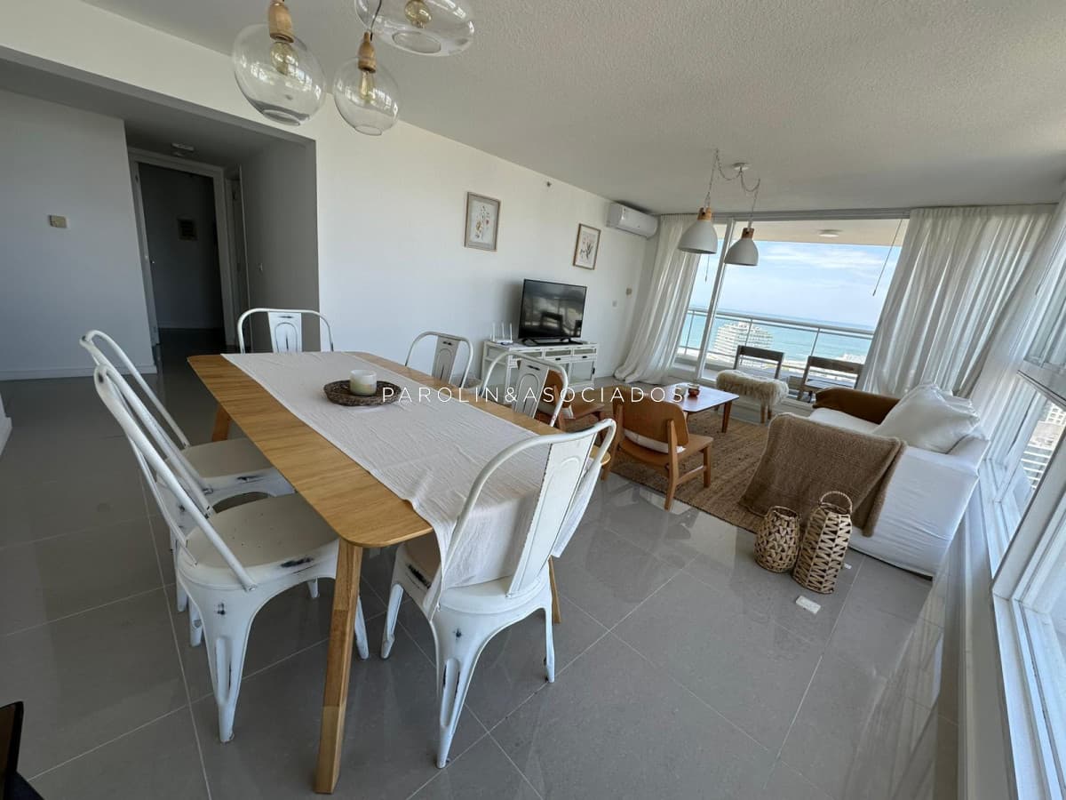 Apartamento en venta de 2 Dormitorios en Torre One, Playa Brava Punta del Este.