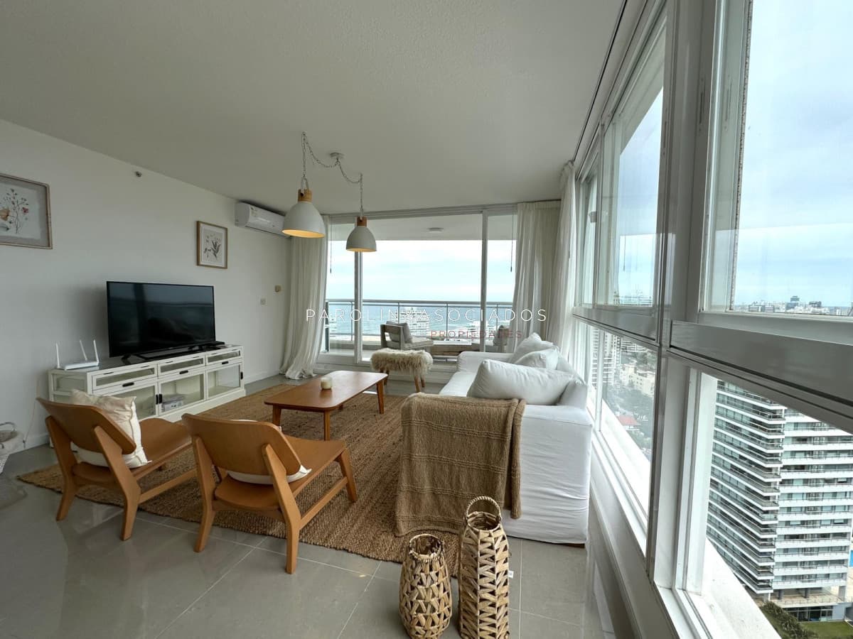 Apartamento en venta de 2 Dormitorios en Torre One, Playa Brava Punta del Este.