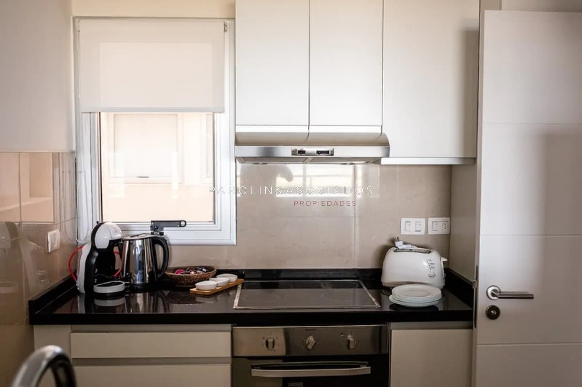 Apartamento en venta de 3 dormitorios con vista al mar en edificio Blue Marine, Punta del Este.