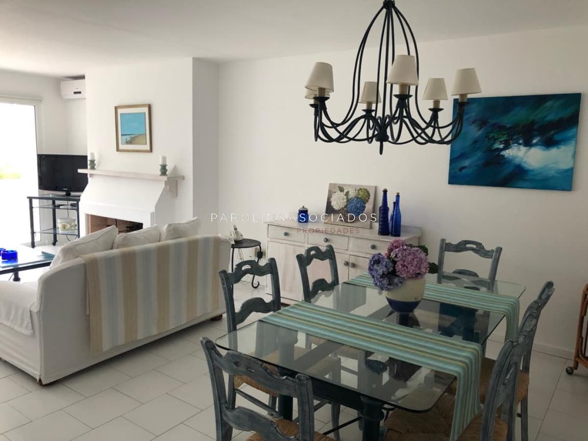 Apartamento de 2 dormitorios en venta en Pinares de la Barra, Punta del Este.
