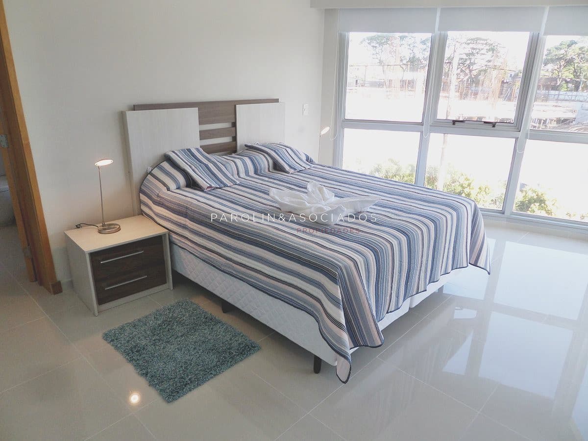 Apartamento de 2 dormitorios en venta en Sunrise Tower, Punta del Este.
