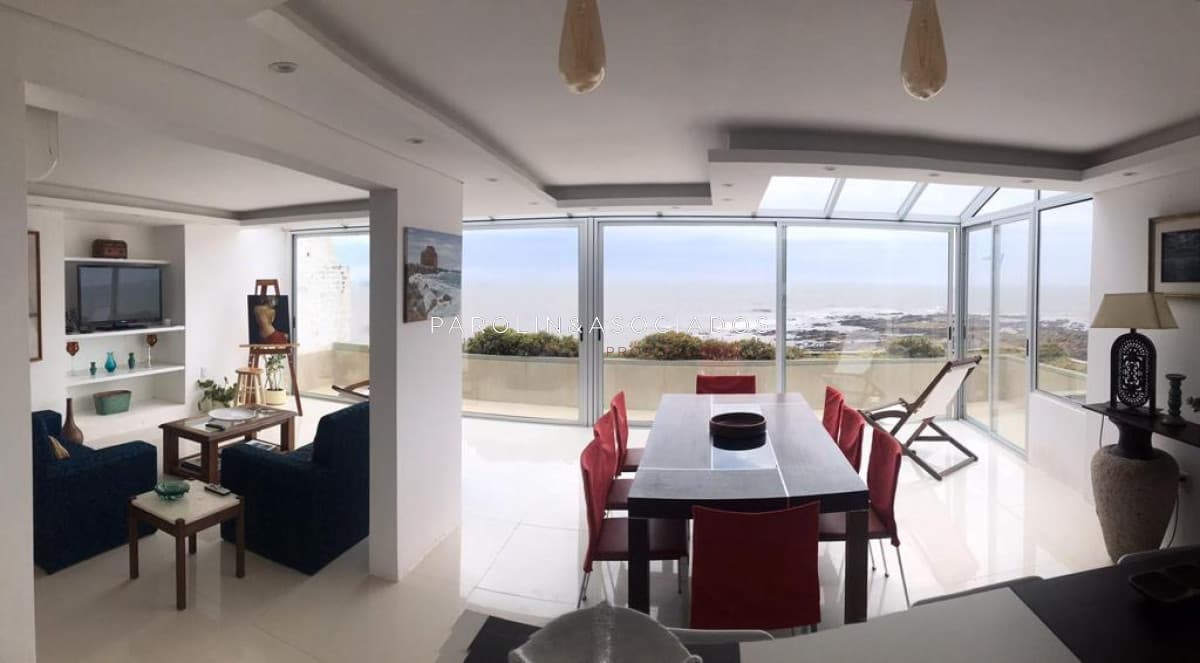 Penthouse en venta de 4 suites en edificio Punta Vapor, Punta del Este.