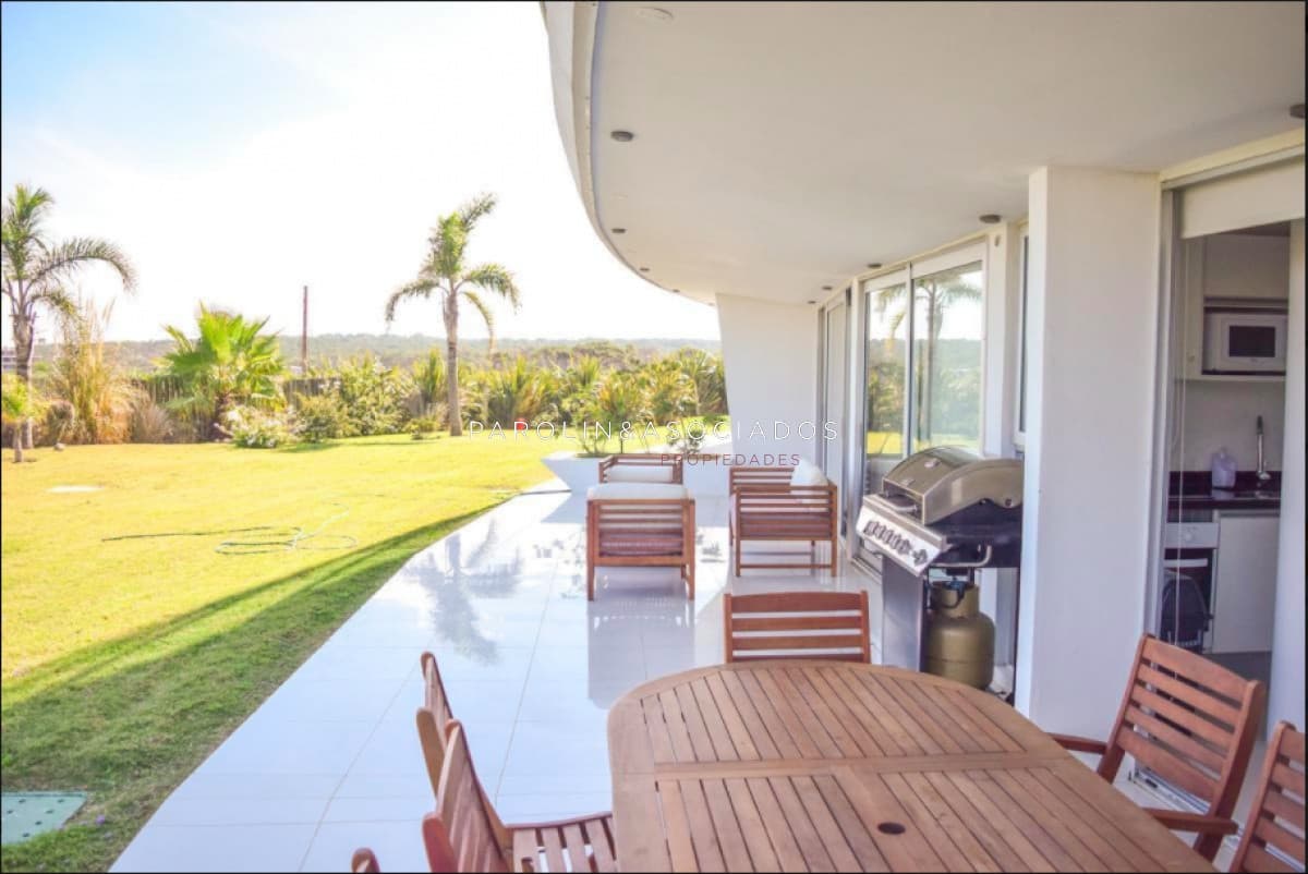 Apartamento en venta de 2 dormitorios en Bikini Beach, Punta del Este.