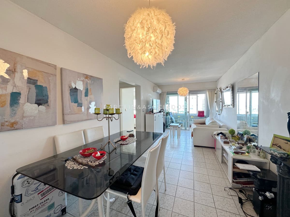 Apartamento de 1 dormitorio en venta en edificio Van Gogh, Punta del Este