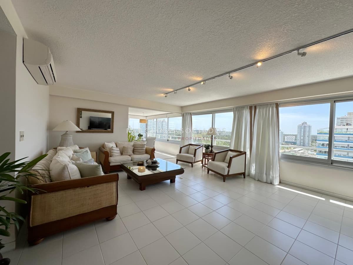 Oportunidad  en venta de 3 dormitorios en edificio Tiburon ll, Playa Brava, Punta del Este.