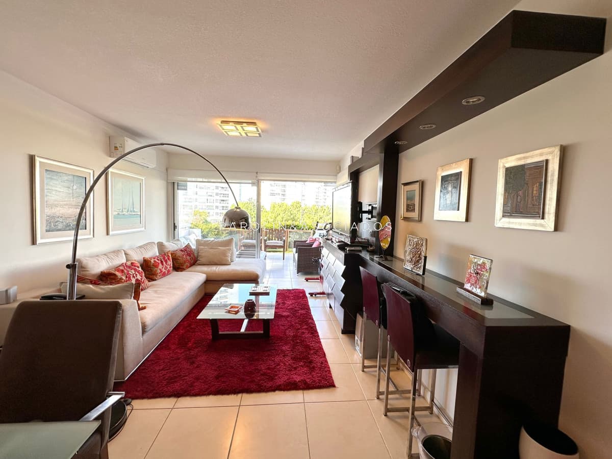 Apartamento en venta de 3 dormitorios con parrillero propio en Mansa, Punta del Este.