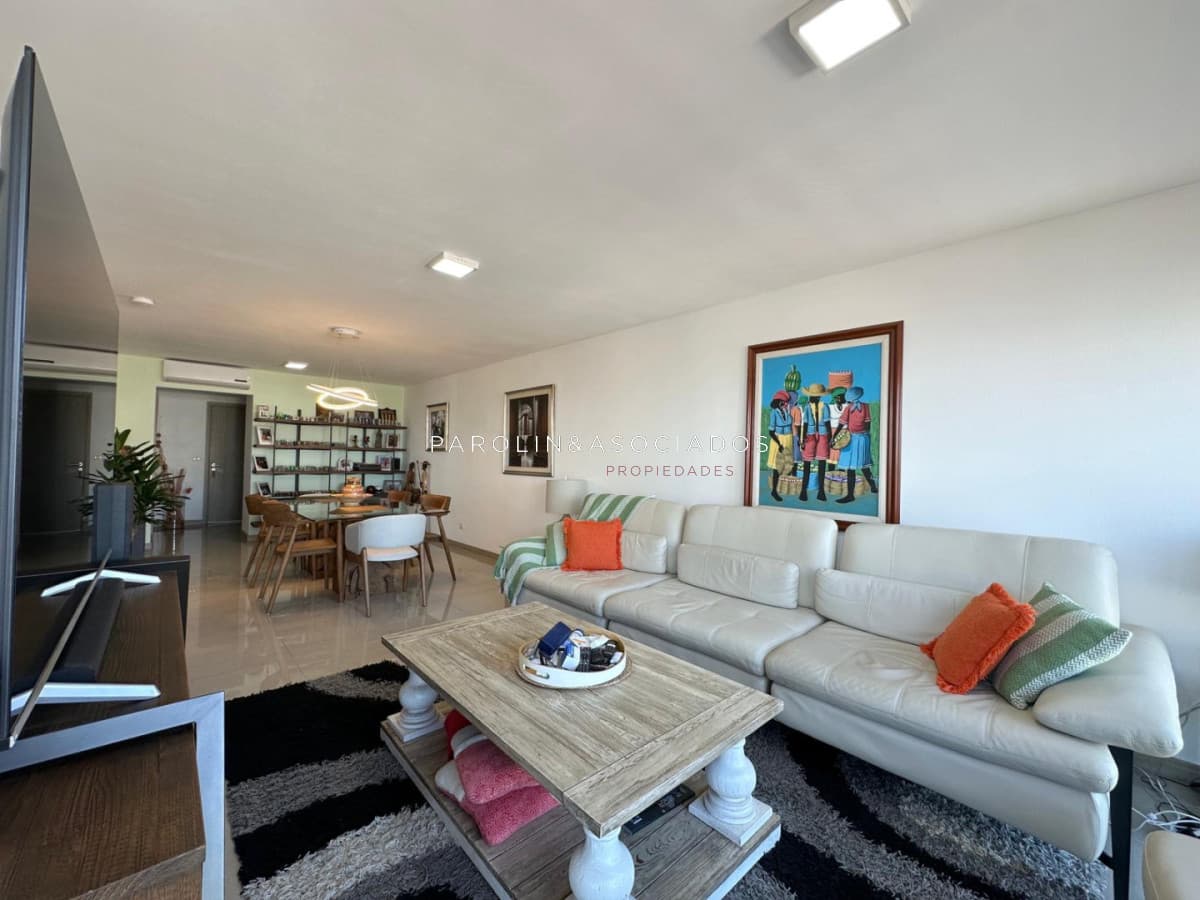 Departamento en Venta de 2 Dormitorios en edificio Onix, Punta del Este