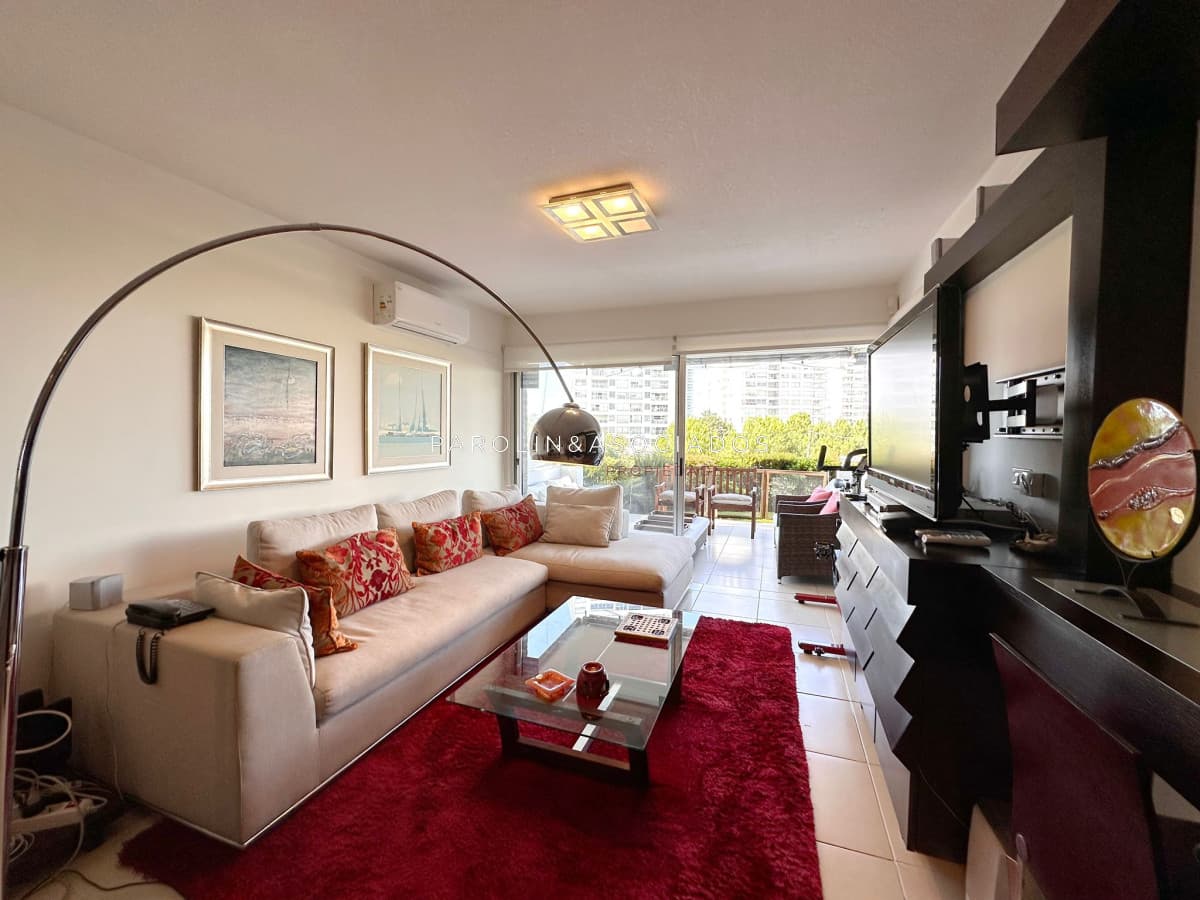 Apartamento en venta de 3 dormitorios con parrillero propio en Mansa, Punta del Este.