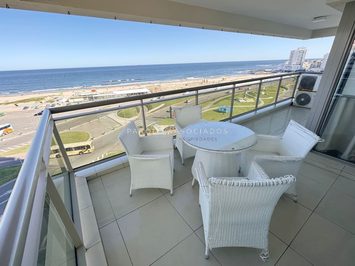 Apartamento de 3 dormitorios mas dependencia de servicio en Torre Imperiale, Punta del Este.