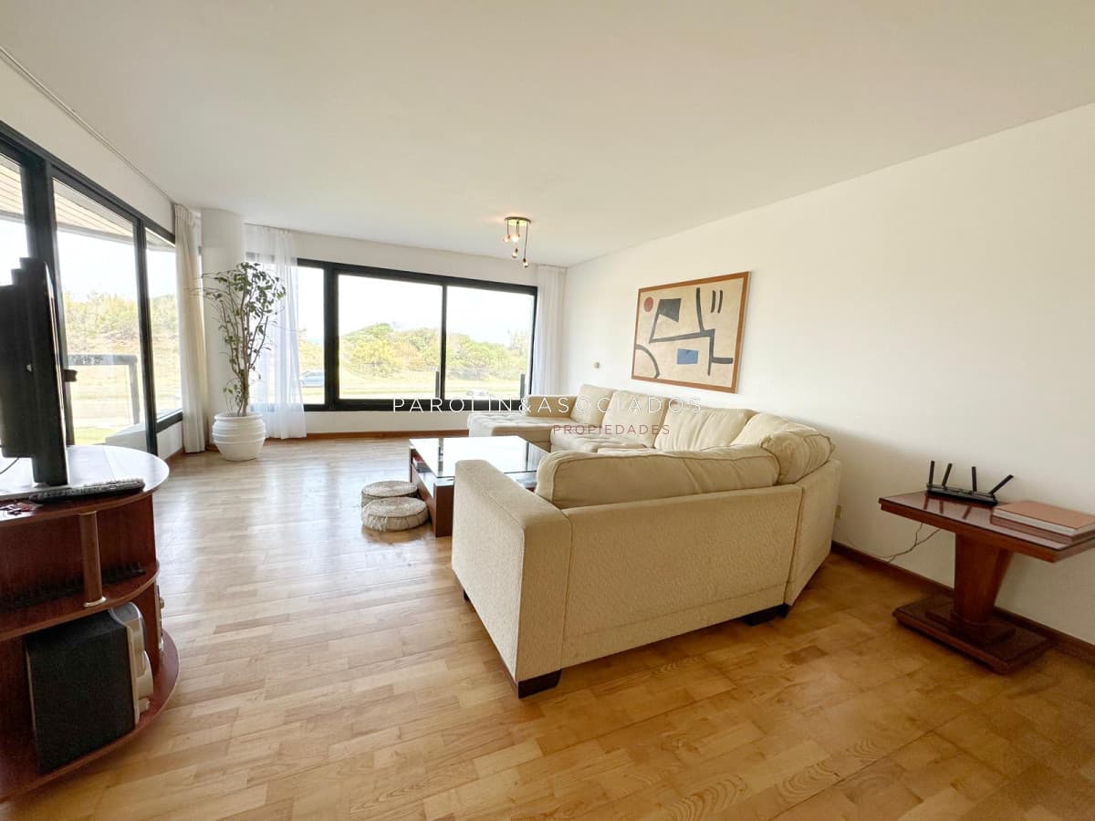 Apartamento en venta en primera linea de brava de 3 dormitorios edificio Arenas Blancas, Punta del Este.