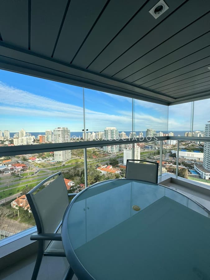 Apartamento en venta en edificio Miami Boulevard, playa Mansa Punta del Este.