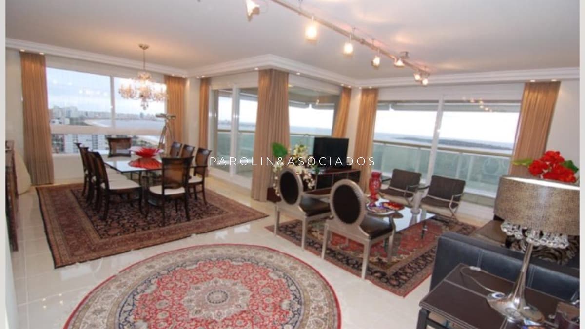 Apartamento en venta de 4 dormitorios en Punta del Este.